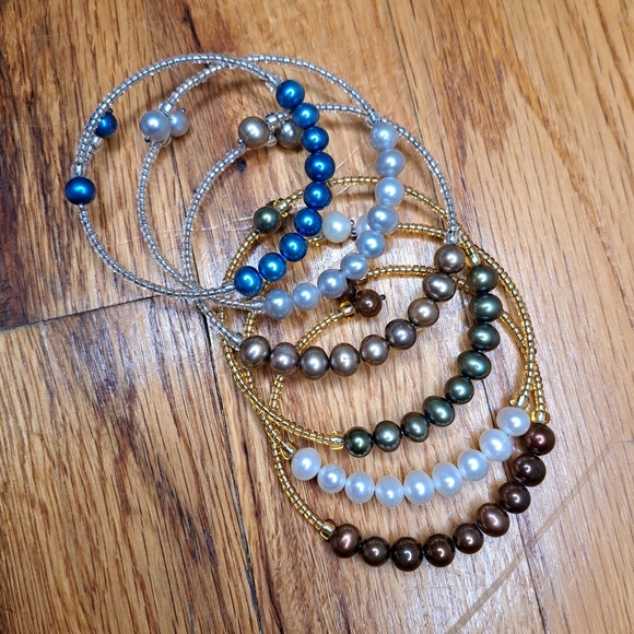 Handmade Jewelry - Set of six bracelets ✨️ Stretchy beaded bracelets with faux freshwater pearls